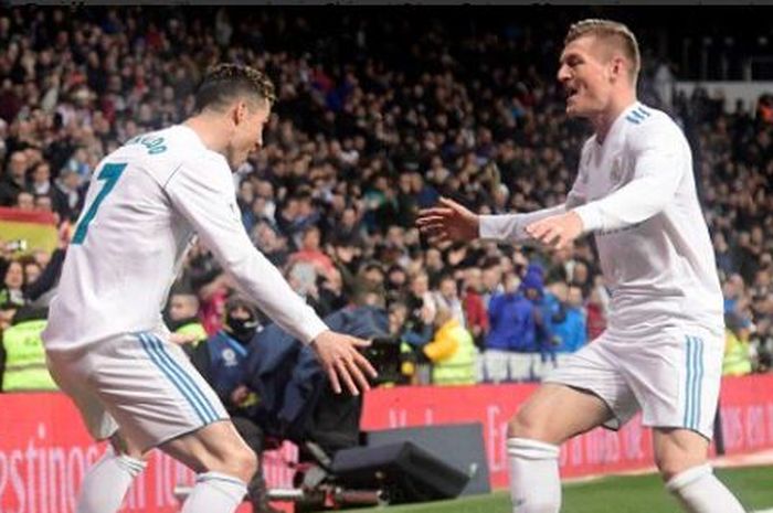 Cristiano Ronaldo dan Toni Kroos saat masih berada satu tim di Real Madrid.