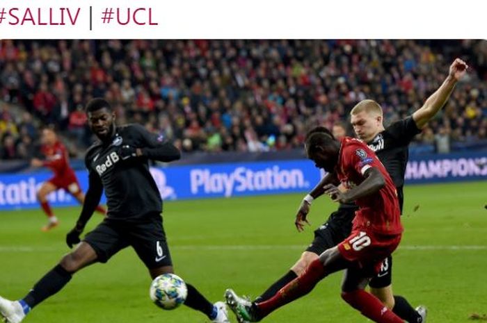 Penyerang Liverpool, Sadio Mane, melepaskan tendangan dalam laga Grup E Liga Champions melawan Salzburg di Stadion Salzburg, Selasa (10/12/2019).