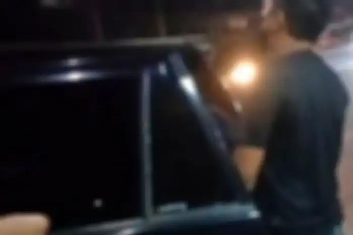 Tangkapan layar seorang polisi coba merampas motor milik warga hingga dibuat ciut nyali oleh korban.
