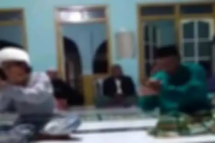 Sebuah video viral memperlihatkan jemaah salat dan wirid di Pulau Bawean, yang menghadap ke arah timur