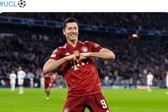 Striker Bayern Muenchen, Robert Lewandowski, menyamai rekor Lionel Messi dan membutuhkan 1 hat-trick lagi untuk bisa selevel dengan Cristiano Ronaldo di Liga Champions.