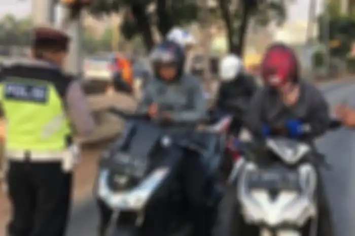 Ilustrasi polisi melakukan razia motor.