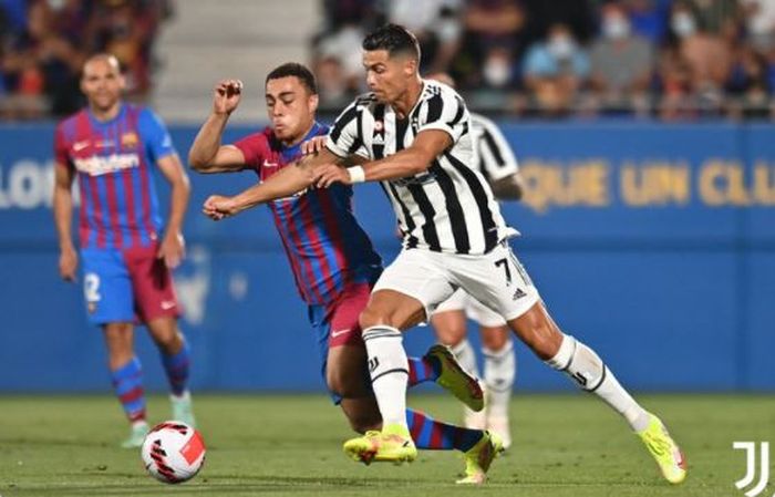 Megabintang Juventus, Cristiano Ronaldo, beraksi dalam laga Trofeo Joan Gamper kontra Barcelona di Stadion Johan Cruyff, Minggu (8/8/2021).