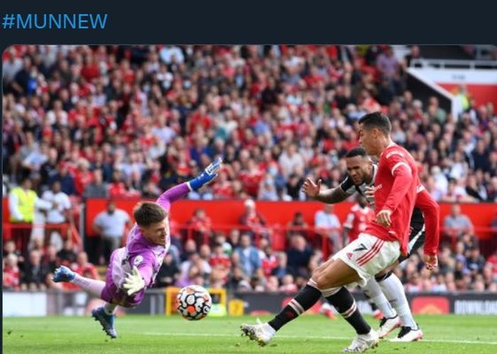 Cristiano Ronaldo cetak gol saat menjalani debut kedua untuk Manchester United dalam laga kontra Newcastle United pada lanjutan Liga Inggris di Old Trafford, 11 September 2021.