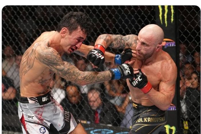 Momen duel UFC 276, Minggu (3/7/2022) WIB, antara Alexander Volkanovski vs Max Holloway yang sempat diprediksi pemenangnya oleh Khabib Nurmagomedov.