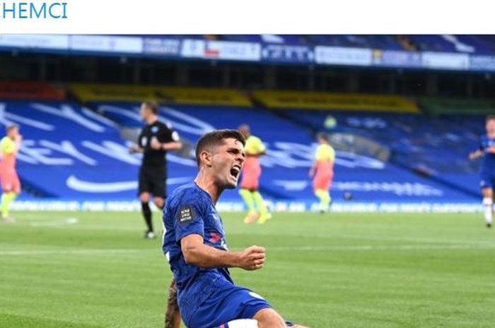 Winger Chelsea, Christian Pulisic, merayakan gol yang dicetak ke gawang Manchester City dalam laga Liga Inggris di Stadion Stamford Bridge, Kamis (25/6/2020).