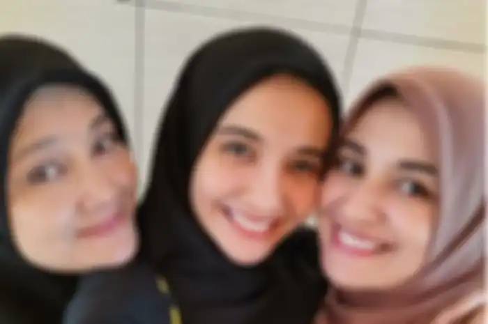 Shireen Sungkar, Zaskia Sungkar dan Fanny Bauty tampil dengan makeup minimal saat foto bareng