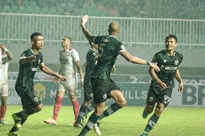 Para pemain Persikabo merayakan gol ke gawang Persis Solo.