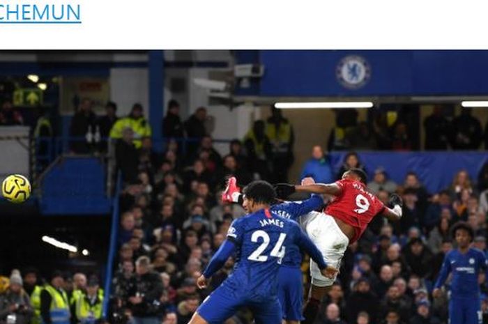 Penyerang Manchester United, Anthony Martial, mencetak gol ke gawang Chelsea dalam laga Liga Inggris di Stadion Stamford Bridge, Senin (17/2/2020).