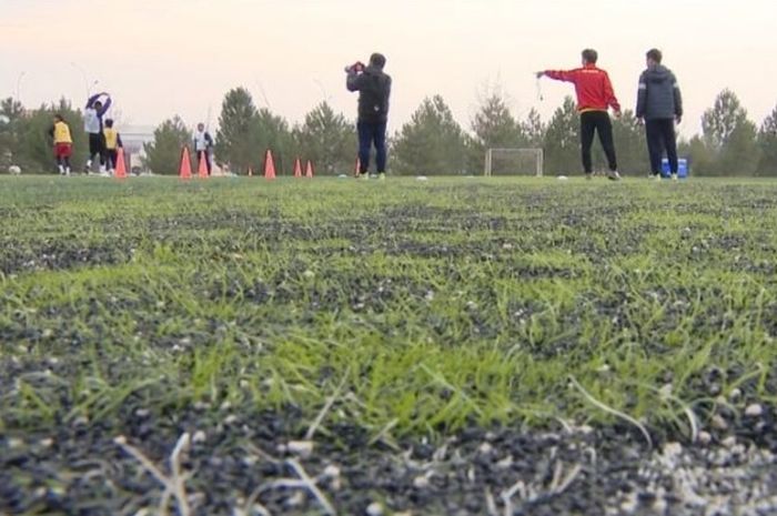 Pemain Timnas U-20 Vietnam tampak latihan di lapangan sintetis.