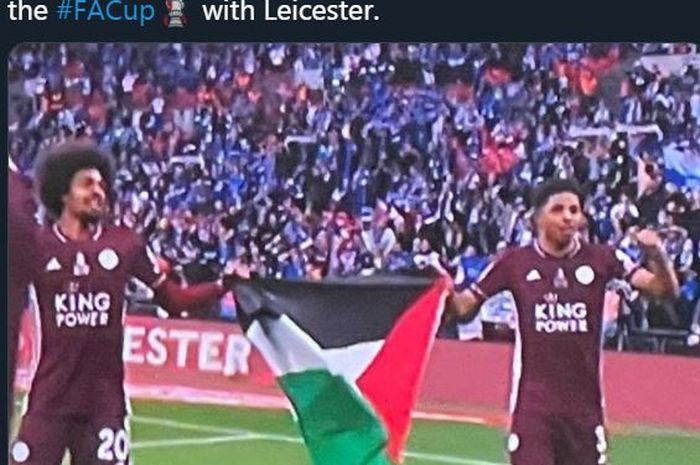 Hamza Choudhury (kiri) dan Wesley Fofana membentangkan bendera Palestina dalam perayaan gelar Piala FA Leicester City, 15 Mei 2021.