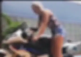 Ngilu.. Bukan Disemprot, Cewek Cantik Malah Bersihkan Ban Motor Pakai Cara Ini