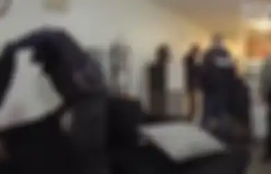 Sudah Diteriaki Salah Rumah Tetap Nekat, Polisi Ini Gerebek Seorang Wanita Tanpa Baju Hingga Videonya Viral, Ternyata Aparat Salah Alamat 