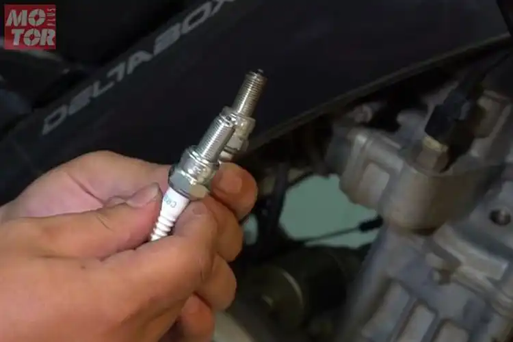 Dari Busi Bisa Tahu Settingan Bensin Motor, Nih Simak Caranya