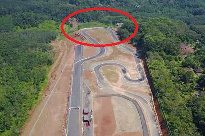 Tikungan ketiga (R3) yang dilingkari pinggirnya terjal dan curam. Pembalap bablas bisa berakhir di l