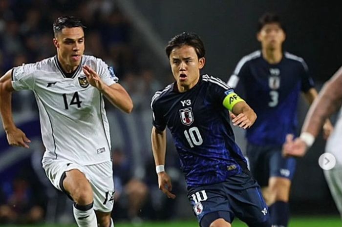 Kapten Jepang Takefusa Kubo (kanan) dibayangi gelandang Timnas Indonesia Joey Pelupessy dalam duel terakhir Putaran Ketiga Kualifikasi Piala Dunia 2026 Zona Asia di Suita, Osaka, 10 Juni 2025.
