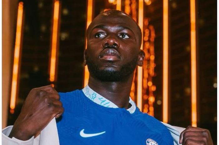 Bek tengah Chelsea yang baru, Kalidou Koulibaly, telah resmi diumumkan pada Sabtu (16/7/2022).