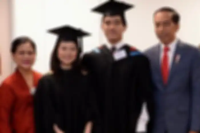 Foto Kaesang Pangarep dengan Felicia Tissue saat wisuda
