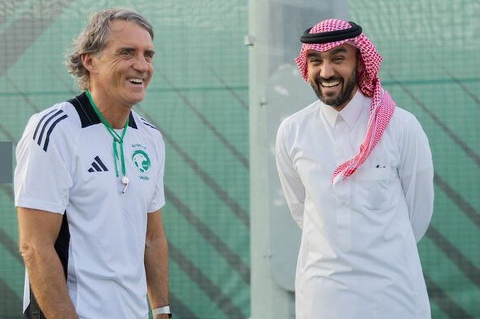 Menteri Olahraga Arab Saudi Pangeran  Abdul Aziz bin Turki Al-Faisal (kanan) bercengkerama dengan Pelatih Timnas Arab Saudi Roberto Mancini di sela sesi latihan di Jeddah.