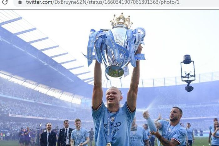 Erling Haaland mengangkat trofi Liga Inggris dalam perayaan gelar juara Premier League Manchester City