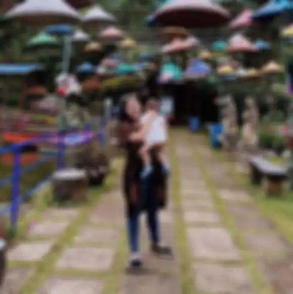 Mutia Ayu menggendong Gewa