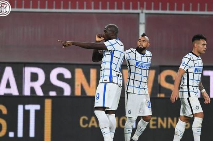 Striker Inter Milan, Romelu Lukaku, merayakan gol yang dicetak ke gawang Genoa dalam laga Liga Italia di Stadion Luigi Ferraris, Sabtu (24/10/2020).