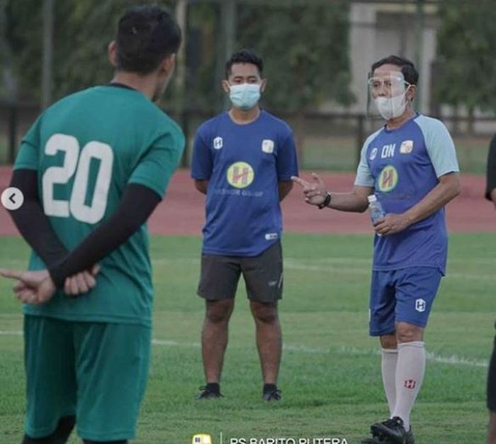 Pelatih Barito Putera, Djajang Nurdjaman saat memimpin anak asuhnya berlatih