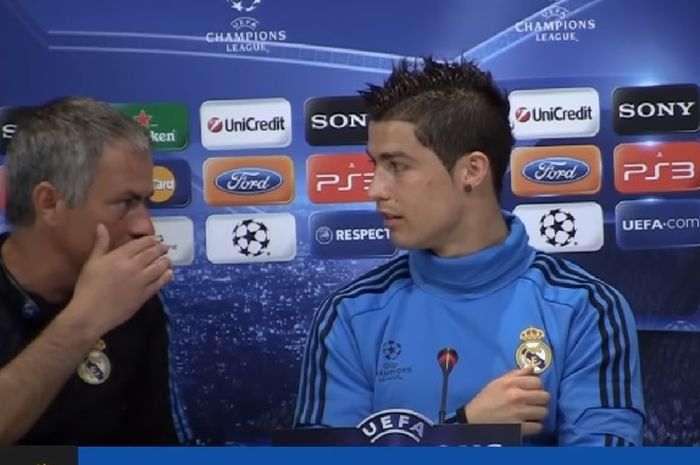 Pelatih Real Madrid, Jose Mourinho, berbicara dengan Cristiano Ronaldo.