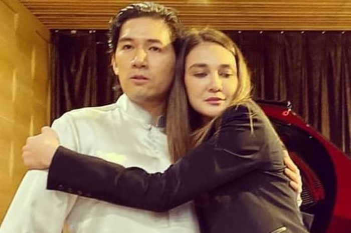Luna Maya memeluk mesra Iskandar Widjaja