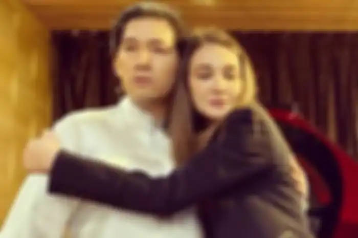 Luna Maya memeluk mesra Iskandar Widjaja
