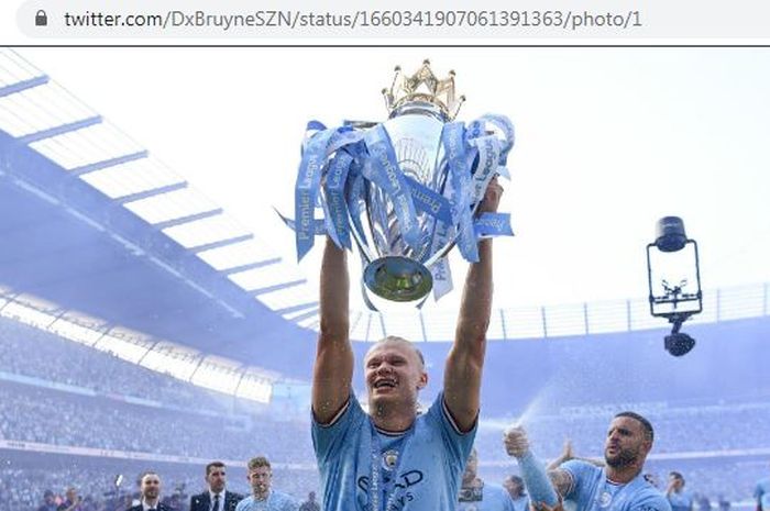 Erling Haaland mengangkat trofi Liga Inggris dalam perayaan gelar juara Premier League Manchester City