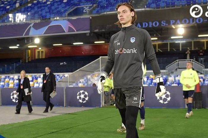 Kiper Genk, Maarten Vandvoordt menjadi kiper termuda di Liga Champions ketika timnya melawan Napoli, Rabu (11/12/2019) di Stadion San Paolo, Naples.