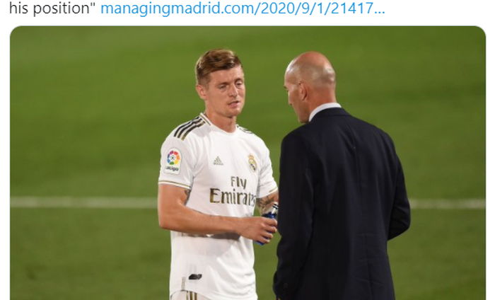 Zinedine Zidane (kiri) dan Toni Kroos saat berdiskusi di tengah pertandingan.