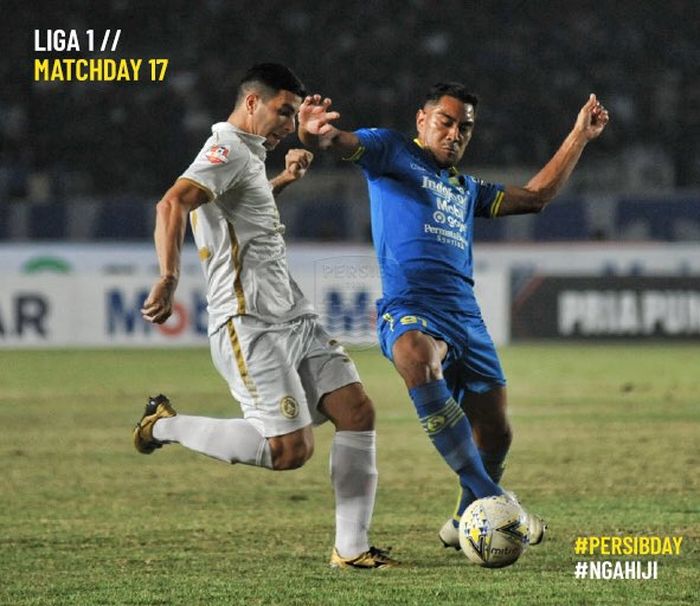 Aksi pemain Persib Bandung, Omid Nazari (kanan), mengahalau bola dari kaki gelandang PSS, Brian Ferreira (kiri), pada laga pekan ke-17 Liga 1 2019 di Stadion Si Jalak Harupat, Soreang, Kabupaten Bandung, Jumat (30/8/2019).