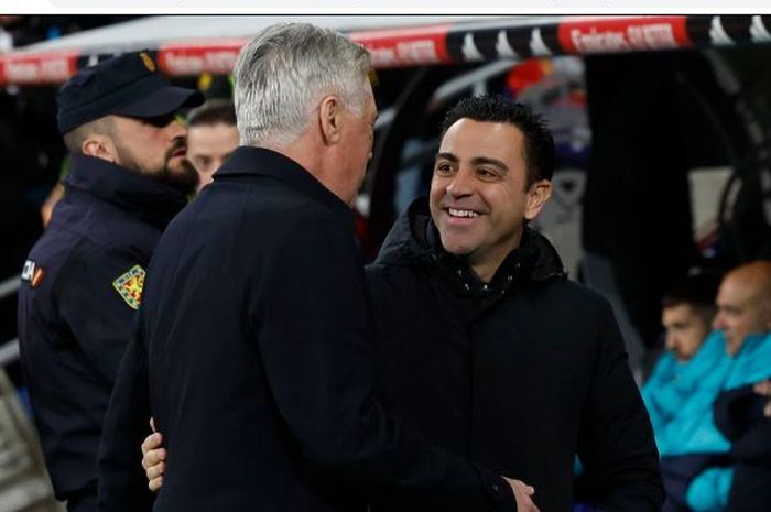 Momen Xavi Hernandez dan Carlo Ancelotti berjabat tangan sebelum laga El Clasico antara Barcelona vesus Real Madrid. Xavi tetap anggap Madrid favorit pada semifinal Copa del Rey (5/3/2023).