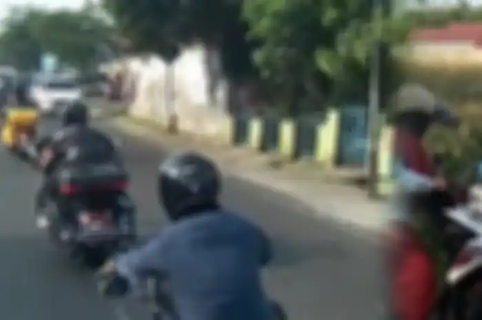 Setelah pukul spion truk, seorang pemotor wanita diduga jadi korban rombongan moge.