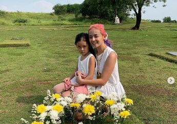 Lima Bulan Kepergian Raditya Oloan, Joanna Alexandra Kunjungi Makam Sang Suami hingga Ungkap Fakta Ini: Tuhan Selalu Bersamamu