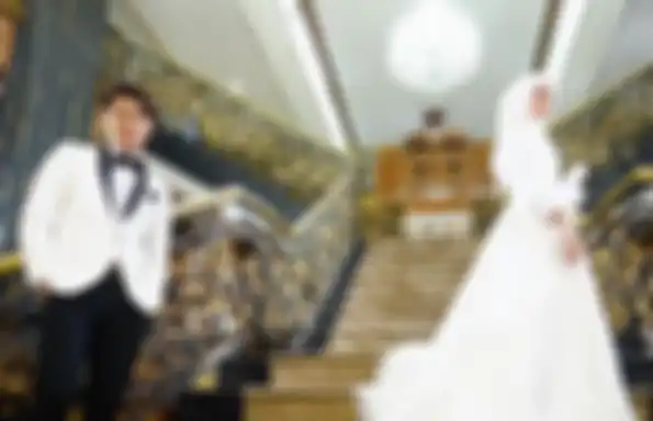 Rizky Billar dan Lesty Kejora saat sedang melakukan pemotretan dengan baju pengantin