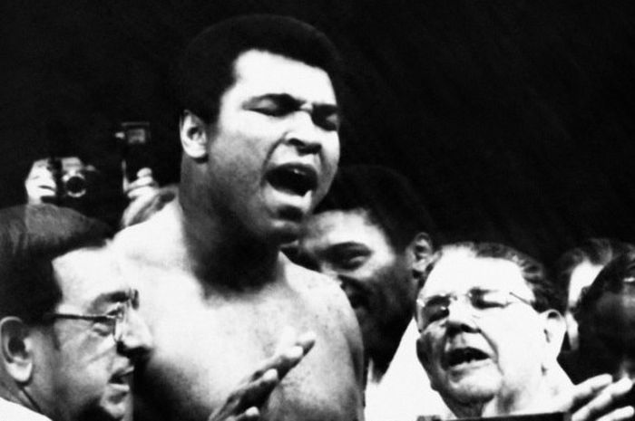 Muhammad Ali ditimbang berbobot 104 kg sebelum laga melawan Jimmy Young pada 30 April 1976.