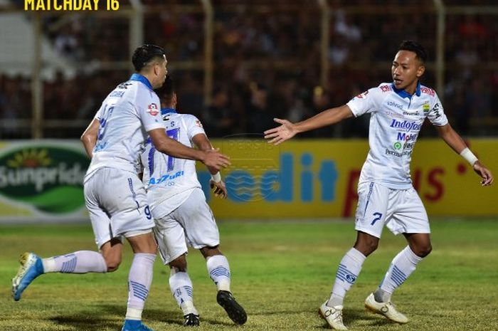 Para pemain Persib merayakan gol yang dicetak ke gawang Perseru Badak Lampung pada pekan ke-16 Liga 1 2019 di Stadion Sumpah Pemuda, Minggu (25/8/2019).