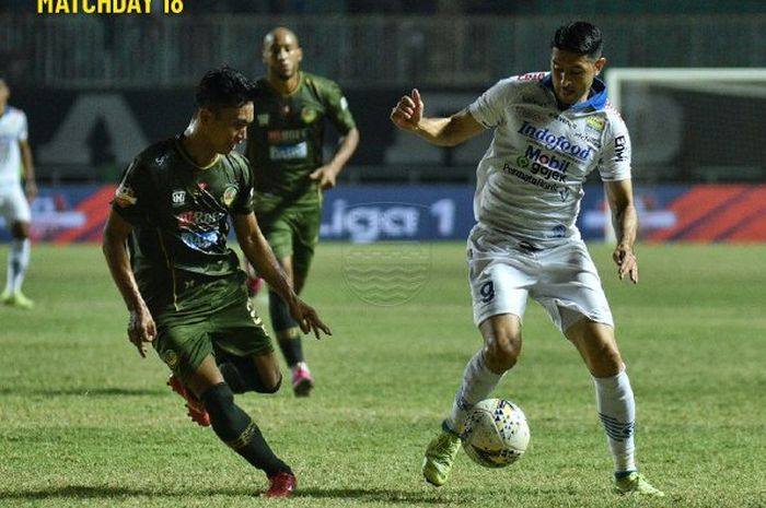 Pemain Persib Bandung, Esteban Vizcarra (kanan), berduel dengan pemain PS Tira-Persikabo, Munadi (kiri), pada partai pekan ke-18 Liga 1 2019 di Stadion Pakansari, Cibinong, Bogor, Selasa (14/9/2019).