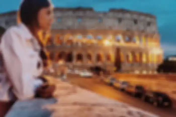 Linda Morselli menikmati pemandangan di sekitar koloseum, bangunan peninggalan bersejarah di Roma, Italia