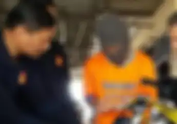 Begini Kalau MacGyver Punya Otak Jahat, Bungkus Rokok Dipakai Buat Nyolong Motor