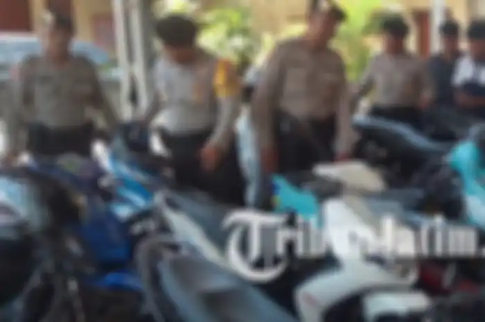 Polisi di hadapan motor yang kena razia karena knalpot racing