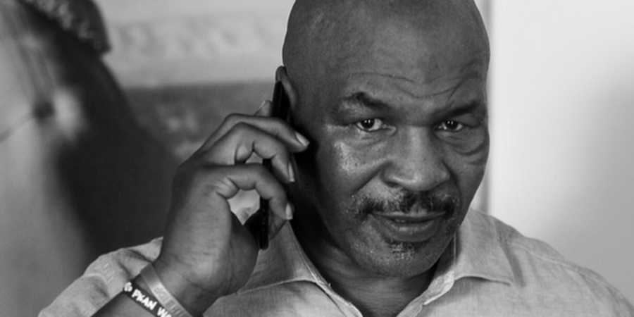 Ketika Mike Tyson Ditodong Pistol agar Mau Berfoto dengan Penggemar