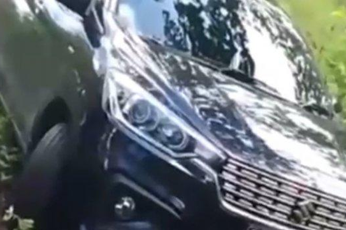Ilustrasi mobil di tengah hutan