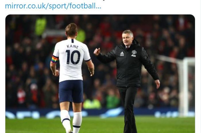 Momen kebersamaan antara pelatih Manchester United, Ole Gunnar Solskjaer (kanan), dengan striker Tottenham Hotspur, Harry Kane.