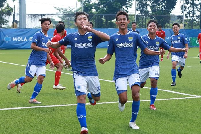 Pemain PERSIB U-18 merayakan gol kedua yang dicetak M. Adzikry Fadillah ke gawang Persija di Lapangan Sabilulungan Kabupaten Bandung, Senin, 22 November 2021