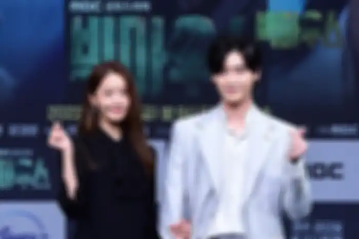 Lee Jong Suk dan YoonA 'SNSD' saat konferensi pers drama Big Mouth.