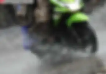 Seperti Ini Seharusnya Mengerem Saat Musim Hujan, Salah Dikit Bisa Gedubrak Cuy..